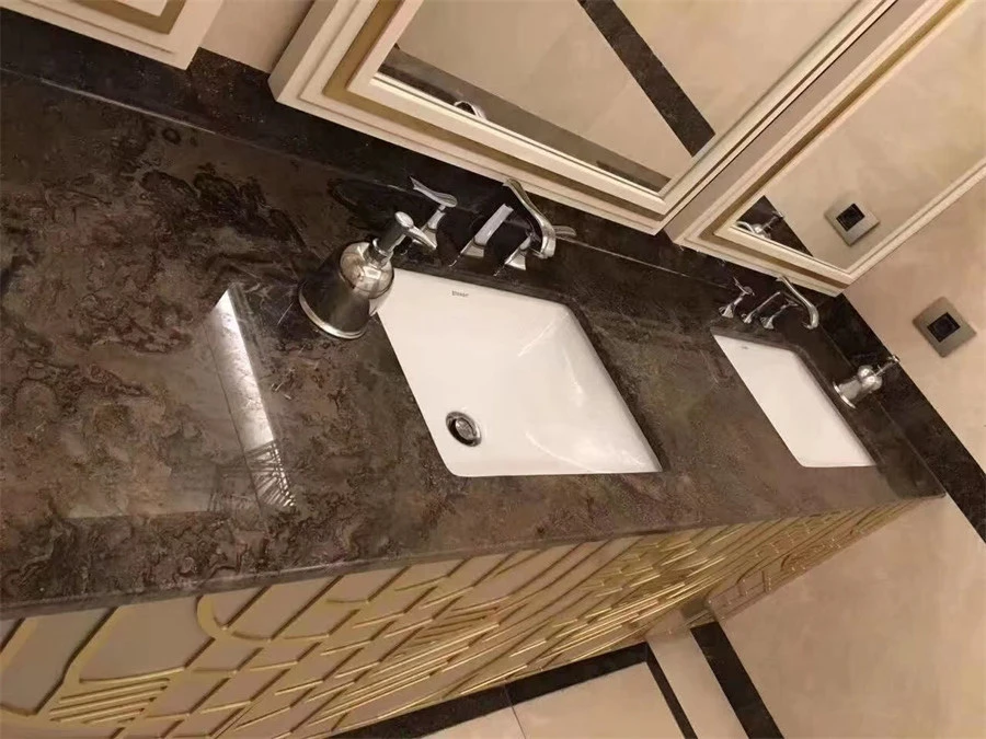 Banheiro com bancada de mármore