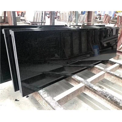 Mesa de jantar com tampo de granito
