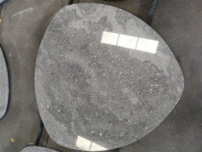 Mesa de centro com tampo de granito