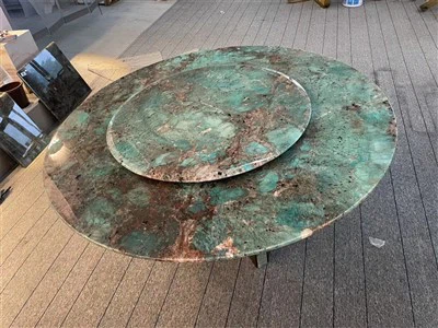 Mesa de jantar com tampo de mármore verde