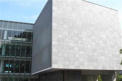 Revestimento externo de granito cinza