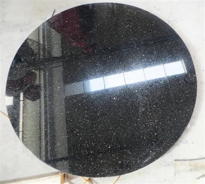 Mesa de jantar ao ar livre com tampo de granito