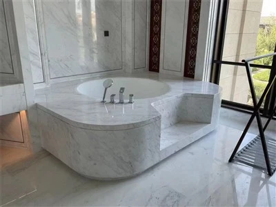 Piso de chuveiro de mármore branco