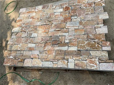 Parede externa de pedra empilhada