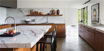 Mármore branco das bancadas com design branco cinzento da cozinha do Backsplash moderno